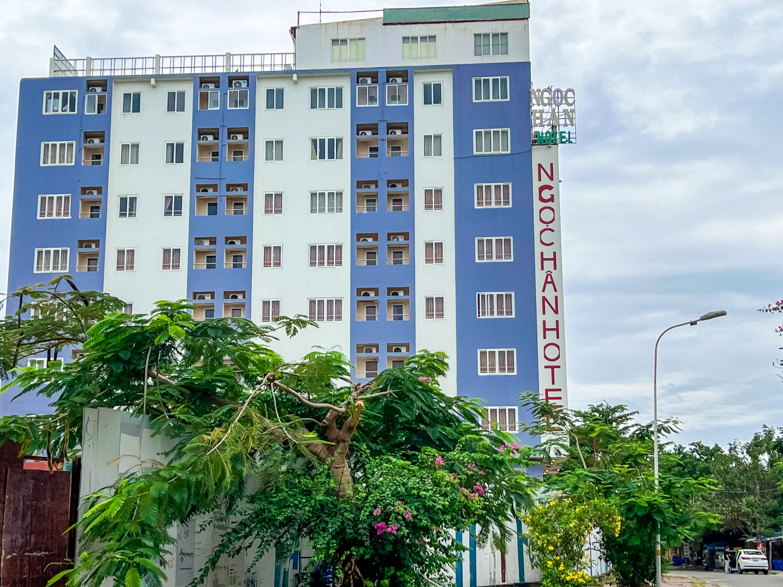 Bên hông khách sạn Ngọc Hân