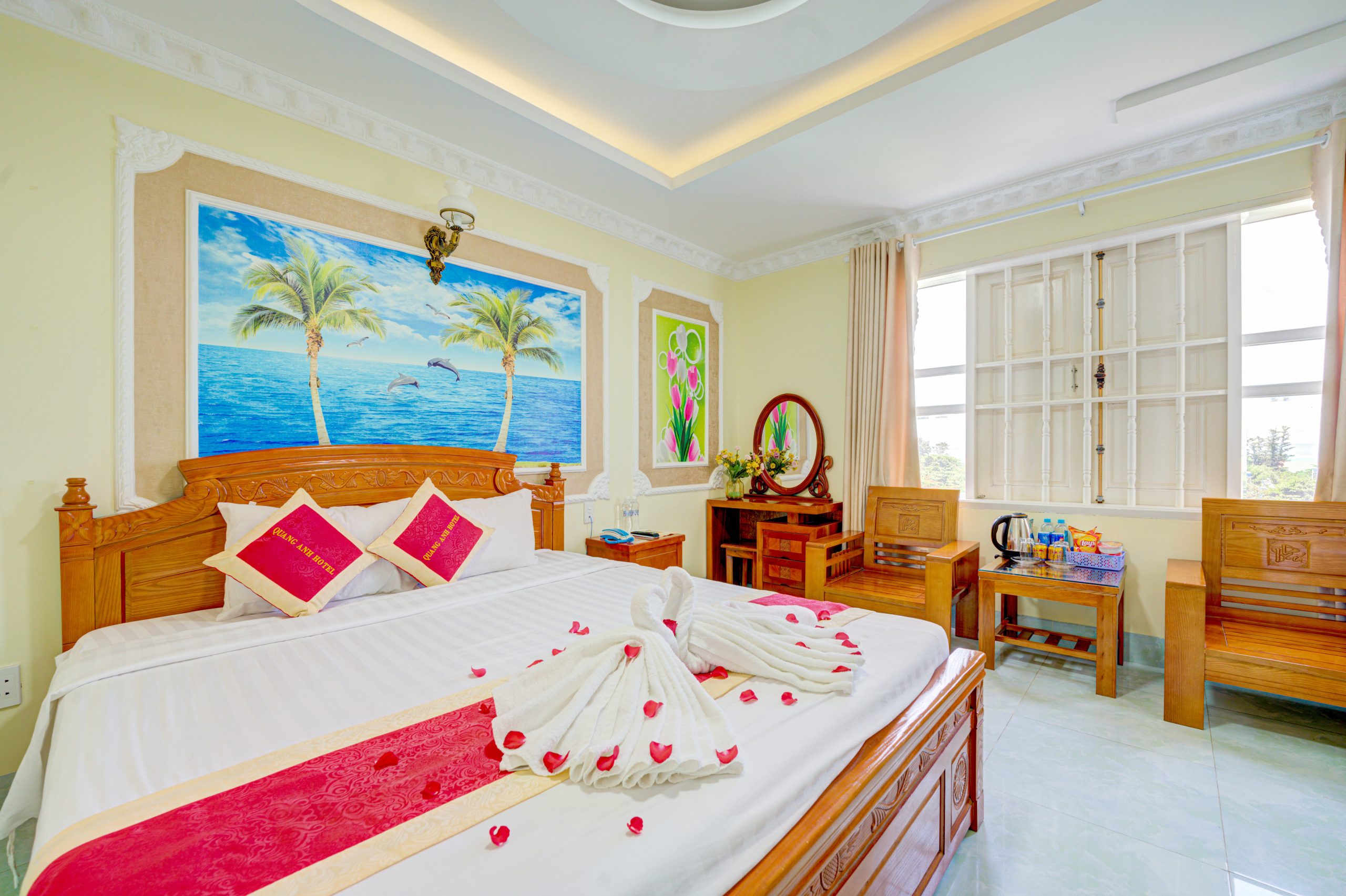 Phòng deluxe giường đôi view hướng biển có bồn tắm tại Quang Anh Hotel.