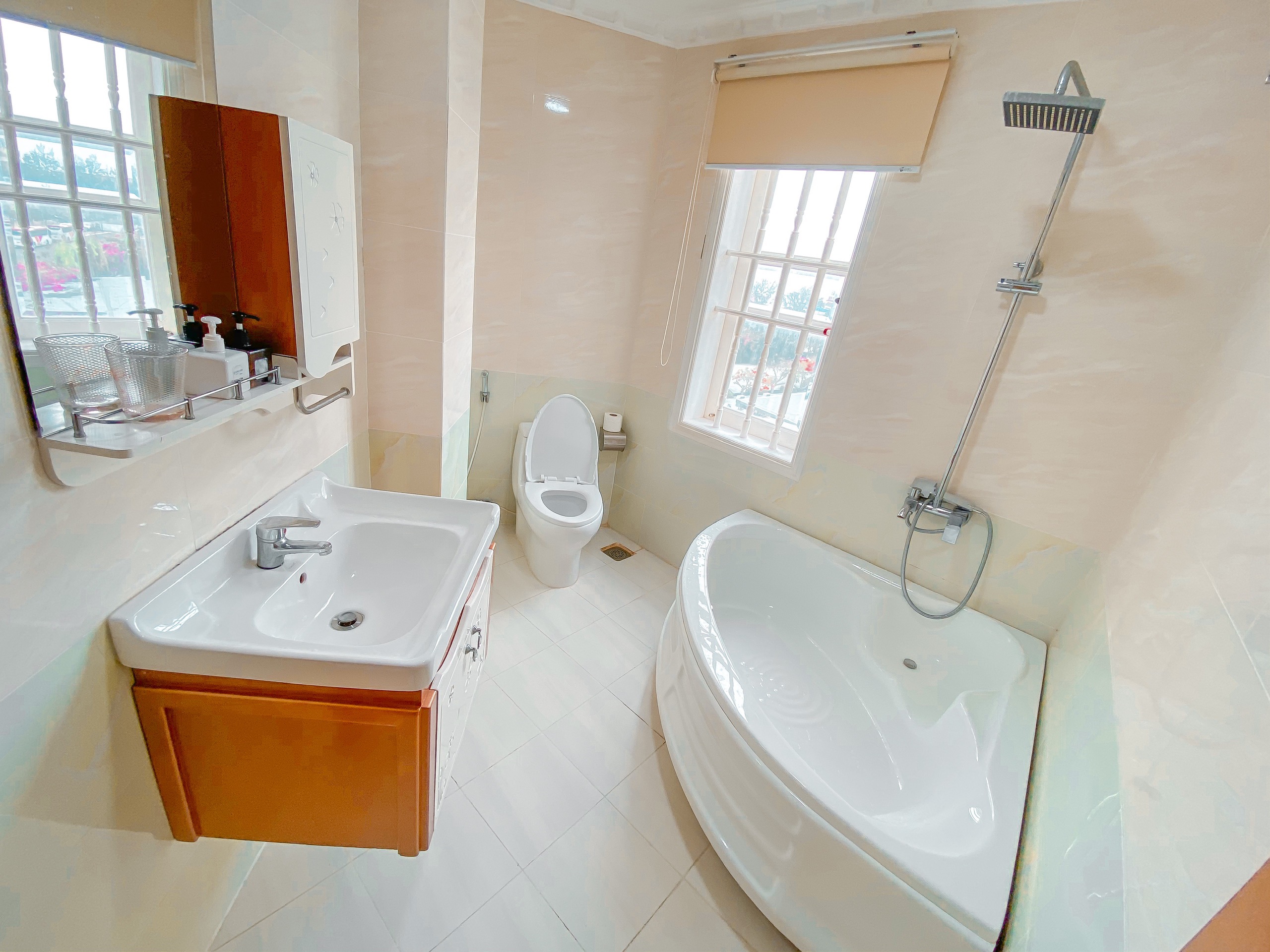 Phòng tắm có cửa sổ hướng biển tại Quang Anh Hotel.